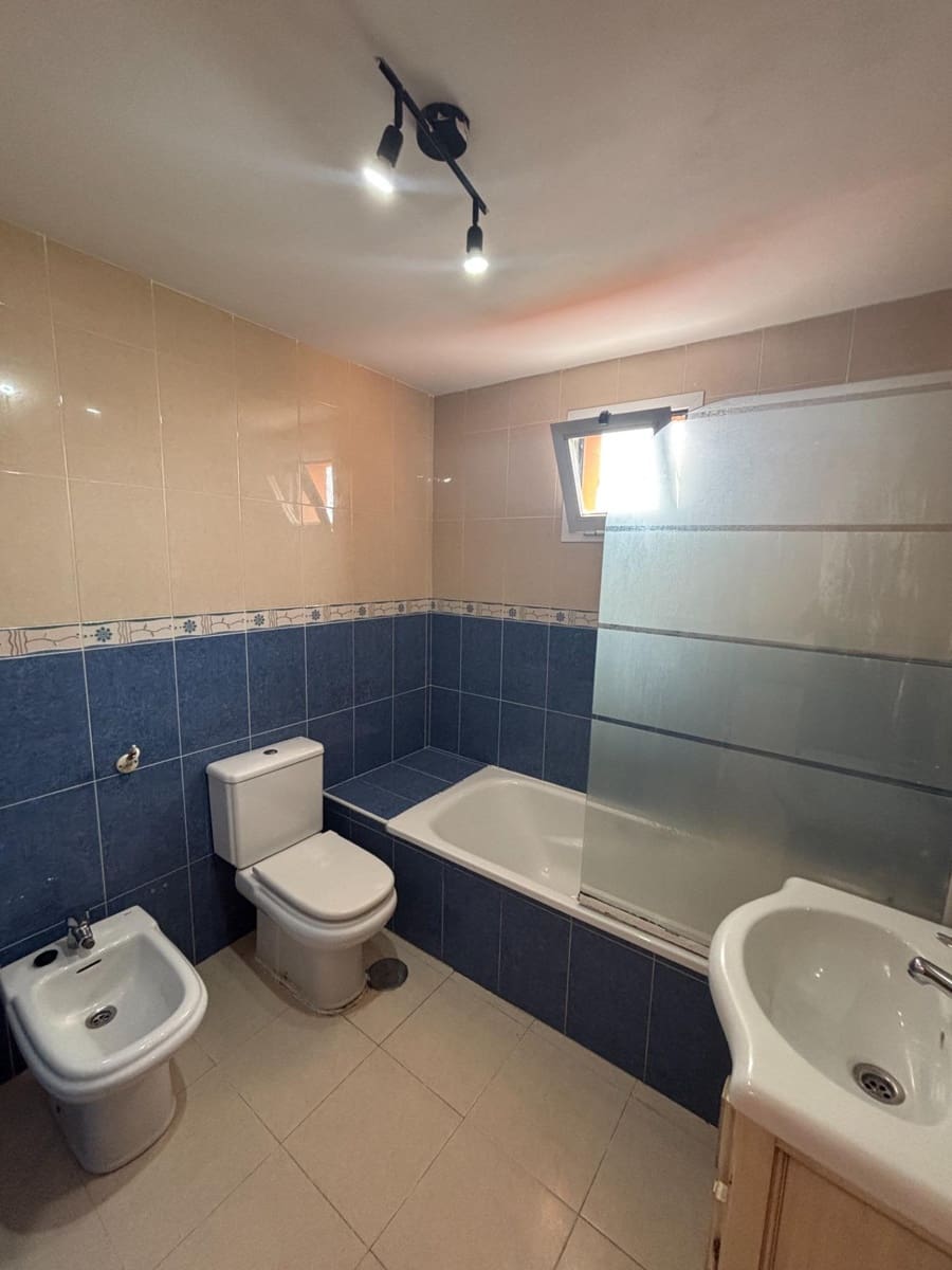 3 sovrum Radhus att hyra i La Linea de la Concepcion - 900 € (Ref: 9913196)