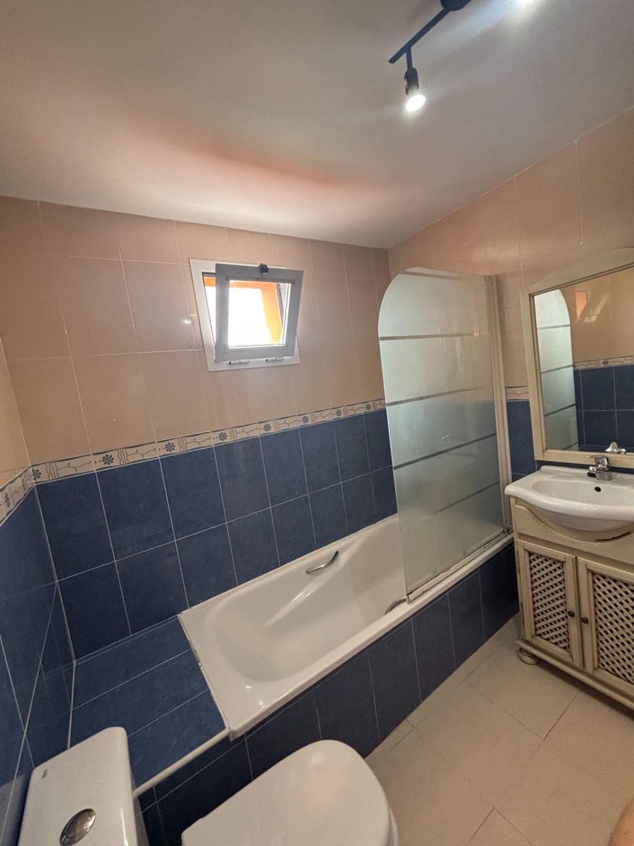 3 sovrum Radhus att hyra i La Linea de la Concepcion - 900 € (Ref: 9913196)