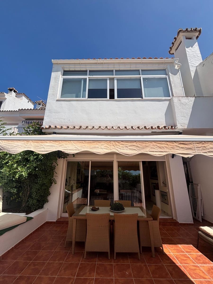 3 chambre Villa/Maison Mitoyenne à vendre à Estepona - 590 000 € (Ref: 9936656)