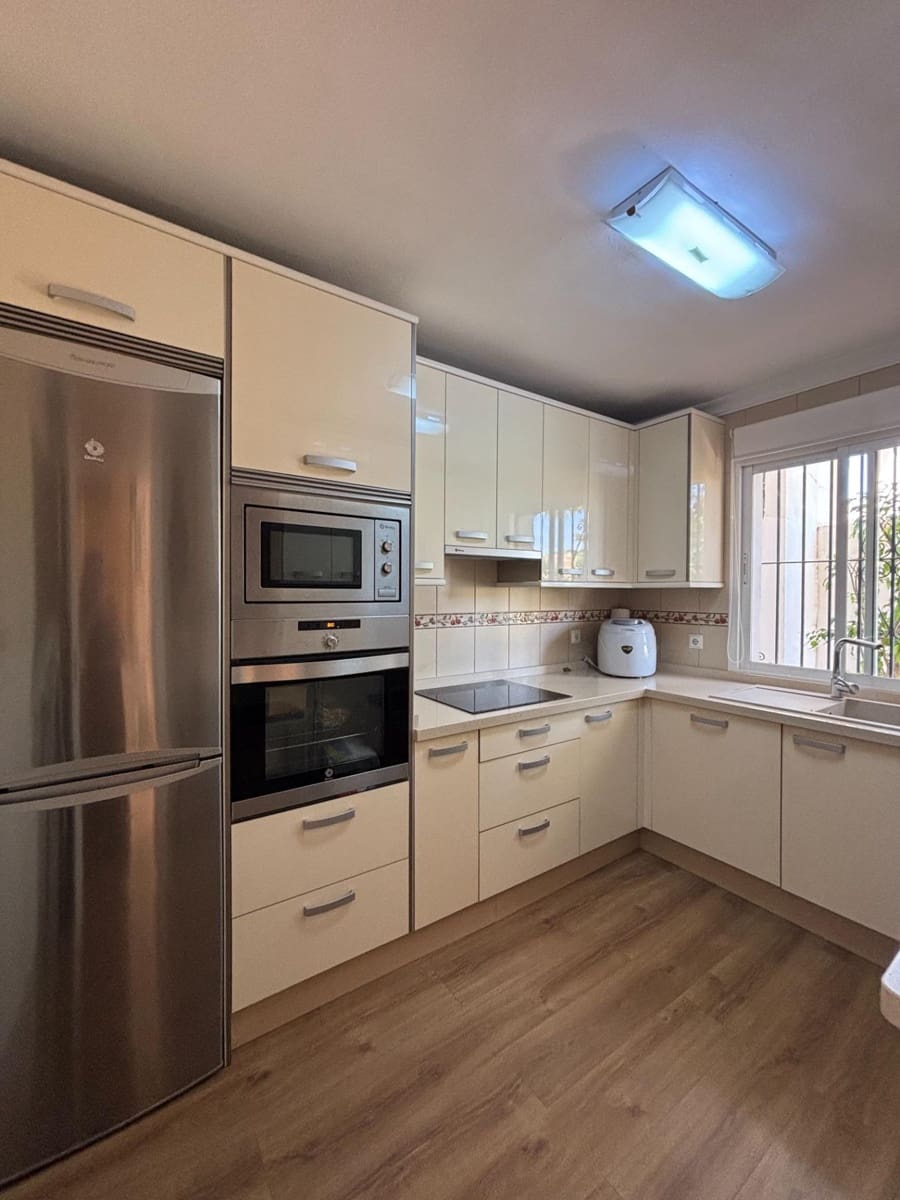 3 chambre Villa/Maison Mitoyenne à vendre à Estepona - 590 000 € (Ref: 9936656)