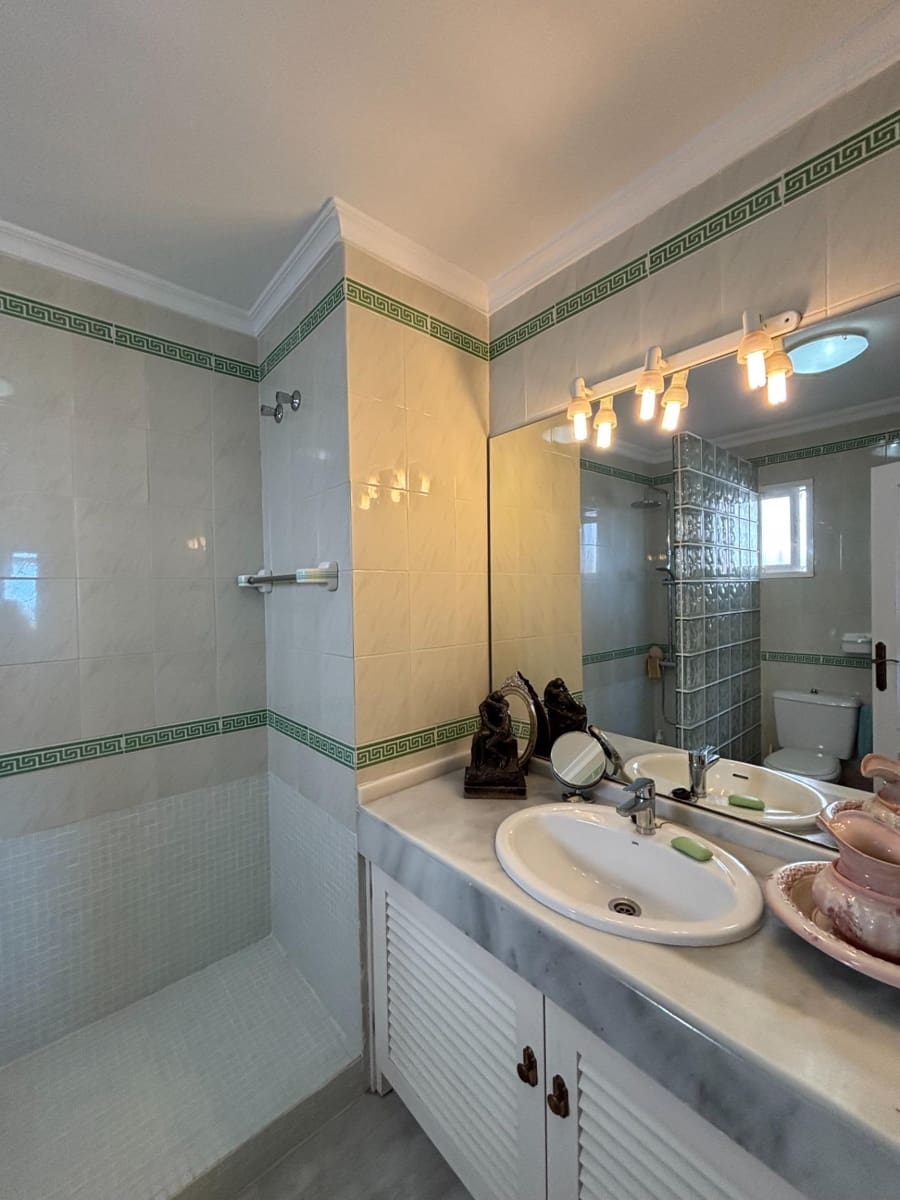 3 chambre Villa/Maison Mitoyenne à vendre à Estepona - 590 000 € (Ref: 9936656)