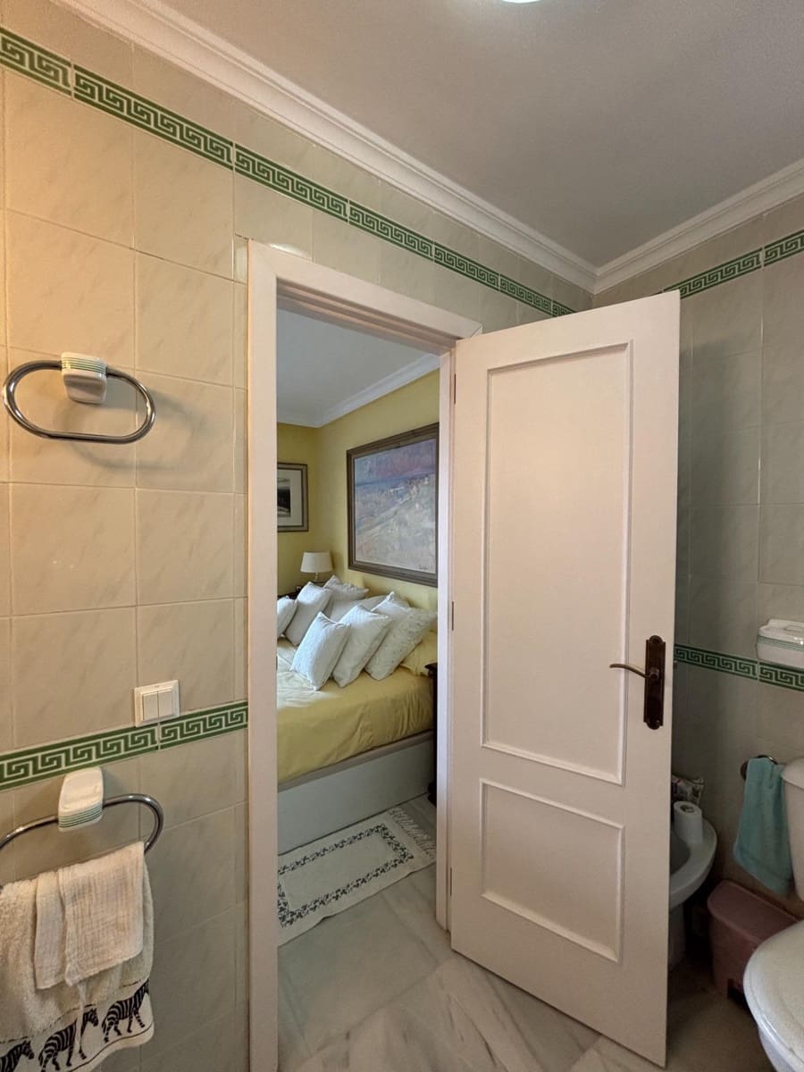 3 chambre Villa/Maison Mitoyenne à vendre à Estepona - 590 000 € (Ref: 9936656)