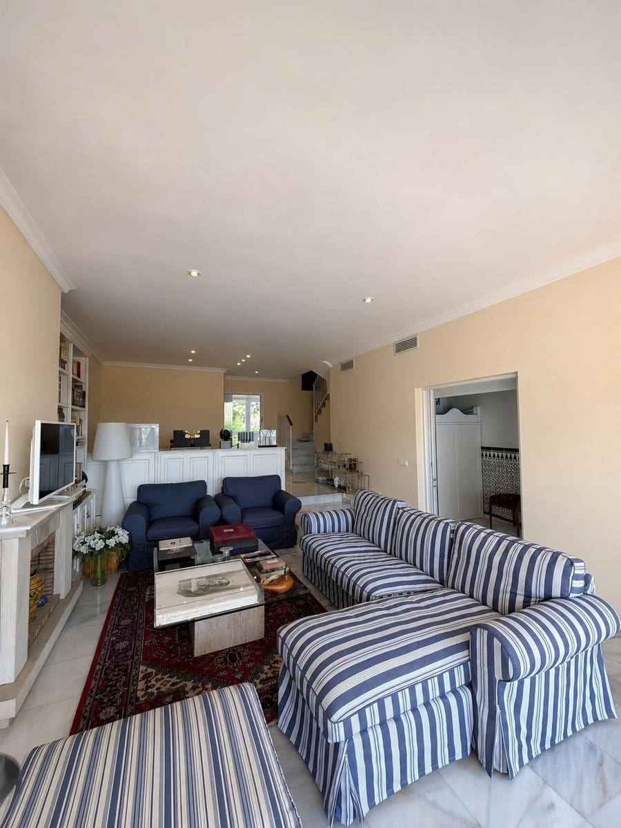 3 chambre Villa/Maison Mitoyenne à vendre à Estepona - 590 000 € (Ref: 9936656)