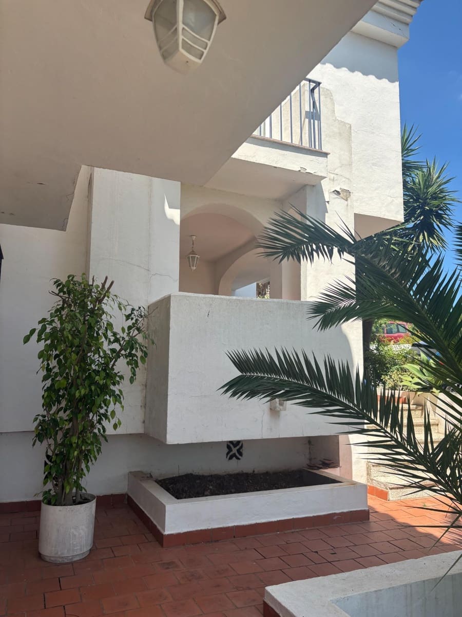 3 chambre Villa/Maison Mitoyenne à vendre à Estepona - 590 000 € (Ref: 9936656)