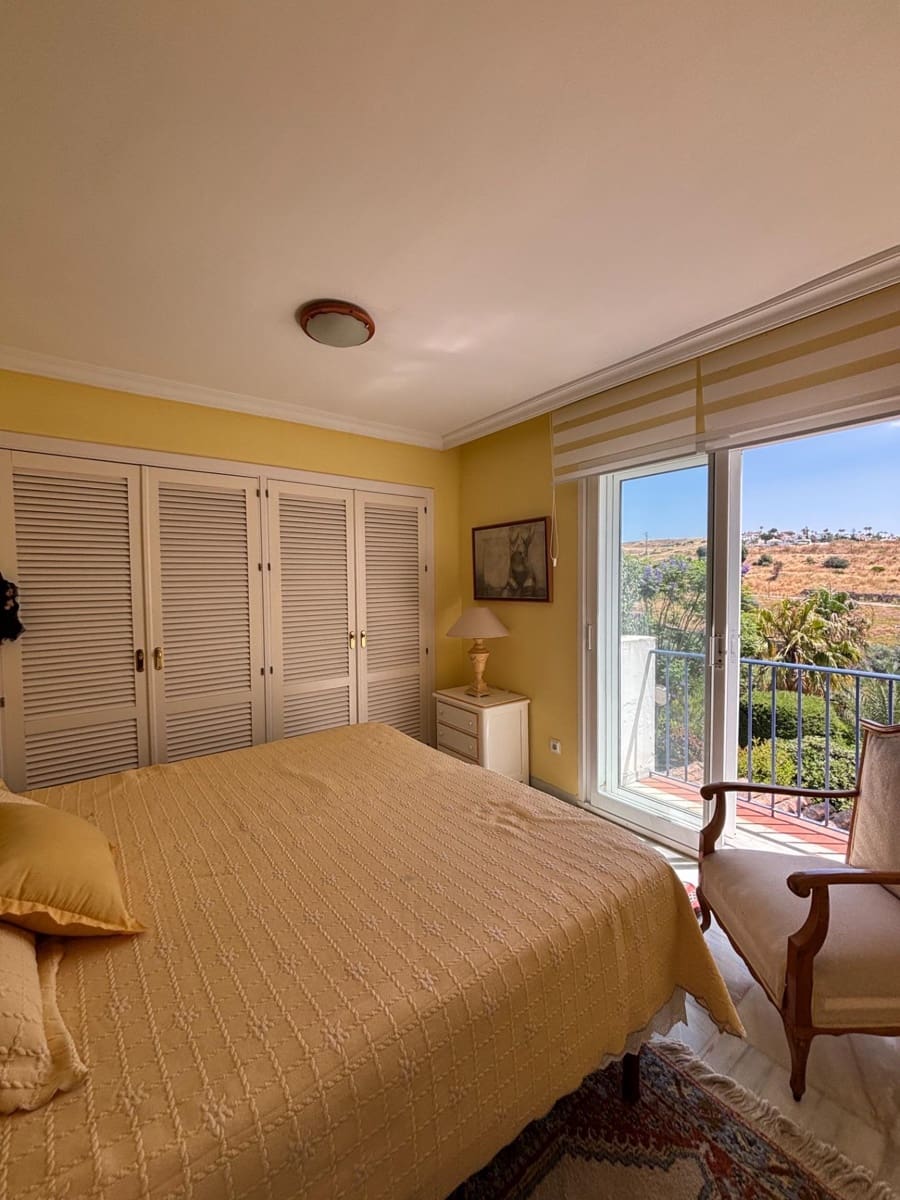 3 chambre Villa/Maison Mitoyenne à vendre à Estepona - 590 000 € (Ref: 9936656)