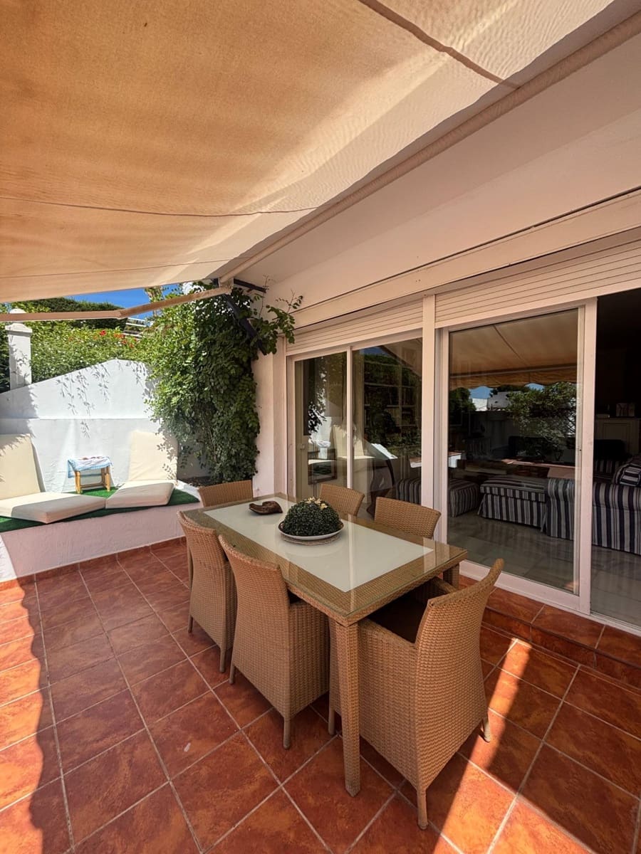3 chambre Villa/Maison Mitoyenne à vendre à Estepona - 590 000 € (Ref: 9936656)