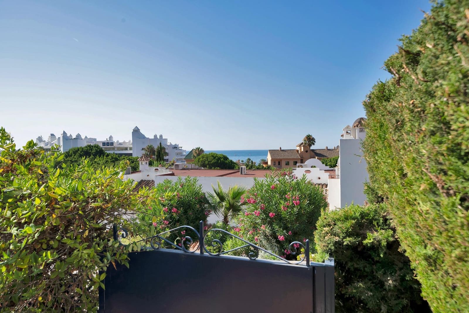 3 bedroom Terraced Villa for sale in Estepona - € 590,000 (Ref: 9936656)