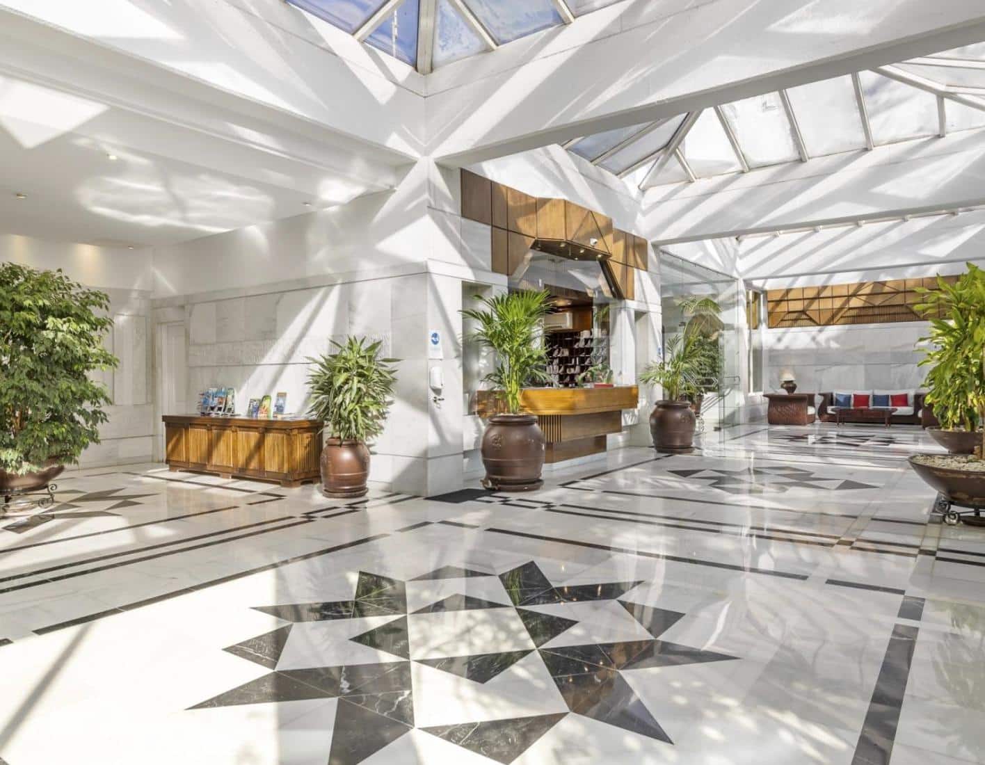 3 bedroom Flat for sale in Puerto Banus with garage - € 1,595,000 (Ref: 9938222)