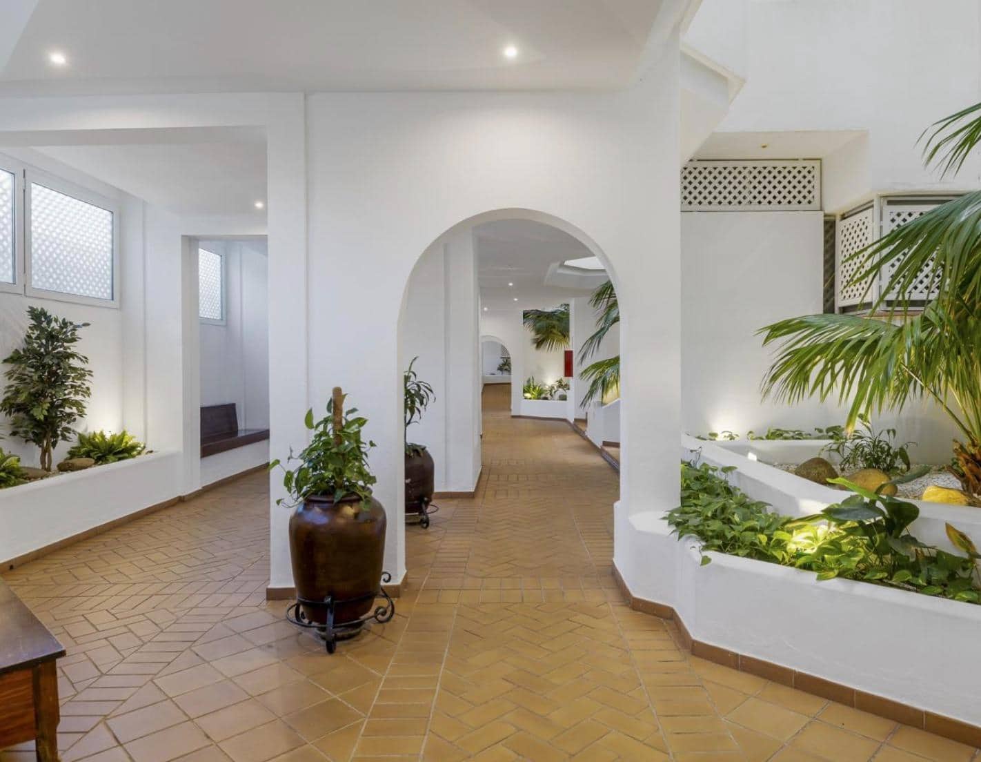 3 bedroom Flat for sale in Puerto Banus with garage - € 1,595,000 (Ref: 9938222)