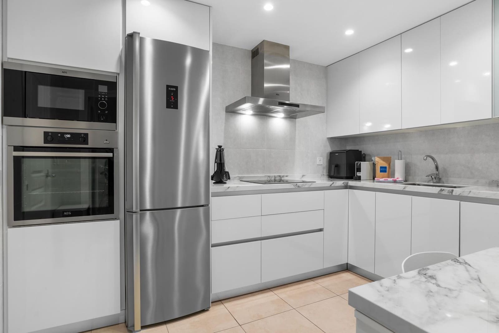 3 bedroom Flat for sale in Puerto Banus with garage - € 1,595,000 (Ref: 9938222)