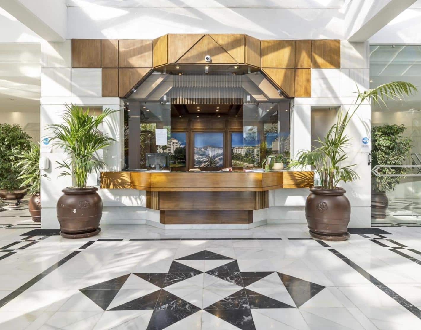 3 bedroom Flat for sale in Puerto Banus with garage - € 1,595,000 (Ref: 9938222)