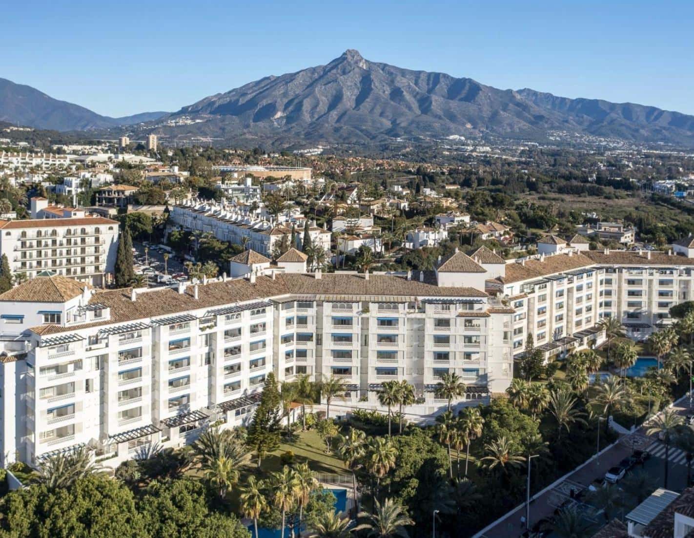 3 bedroom Flat for sale in Puerto Banus with garage - € 1,595,000 (Ref: 9938222)
