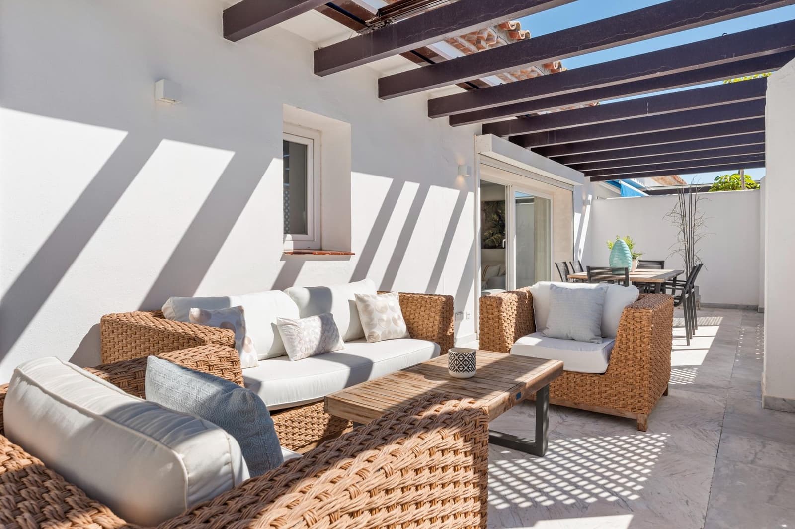 3 bedroom Flat for sale in Puerto Banus with garage - € 1,595,000 (Ref: 9938222)
