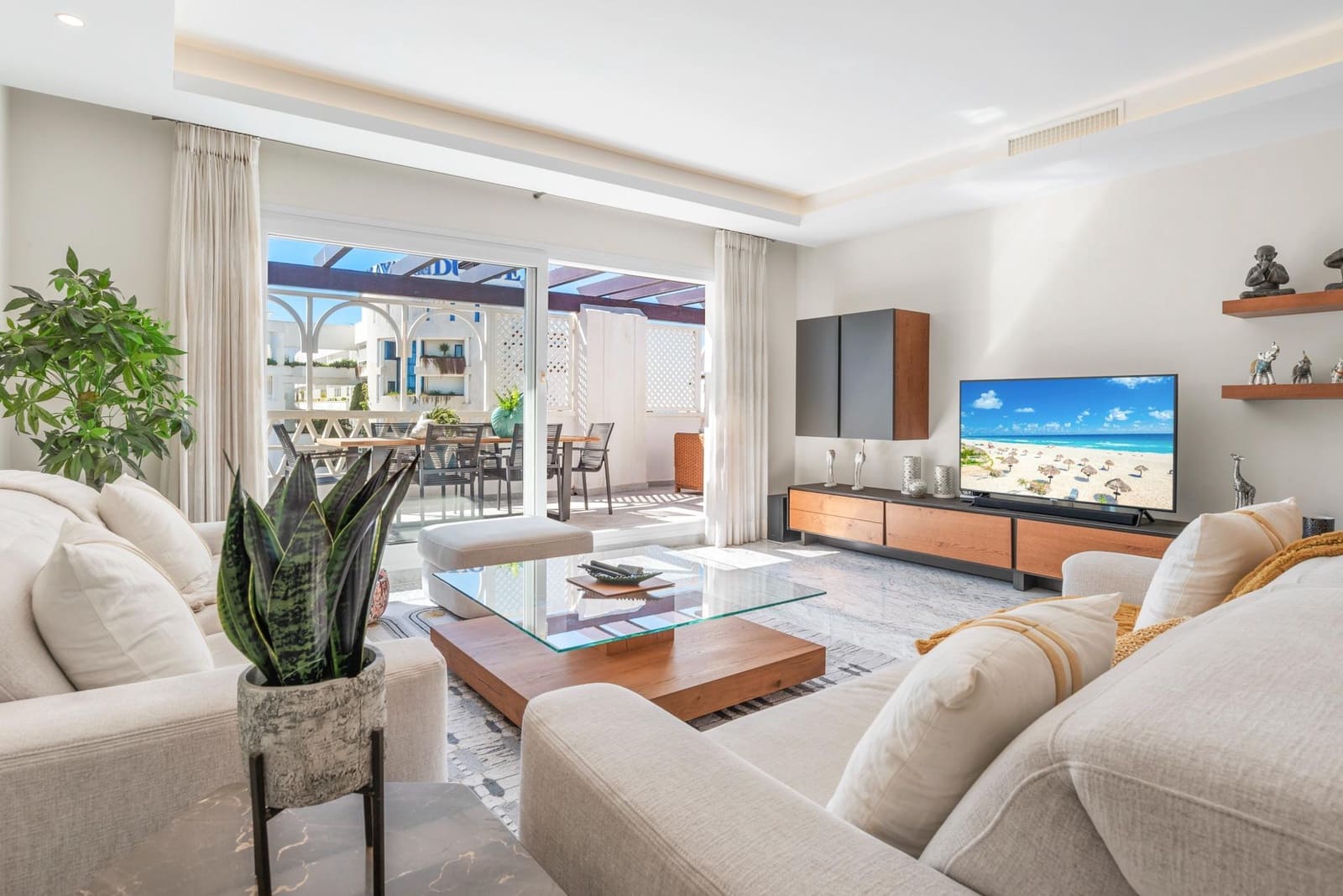 3 bedroom Flat for sale in Puerto Banus with garage - € 1,595,000 (Ref: 9938222)