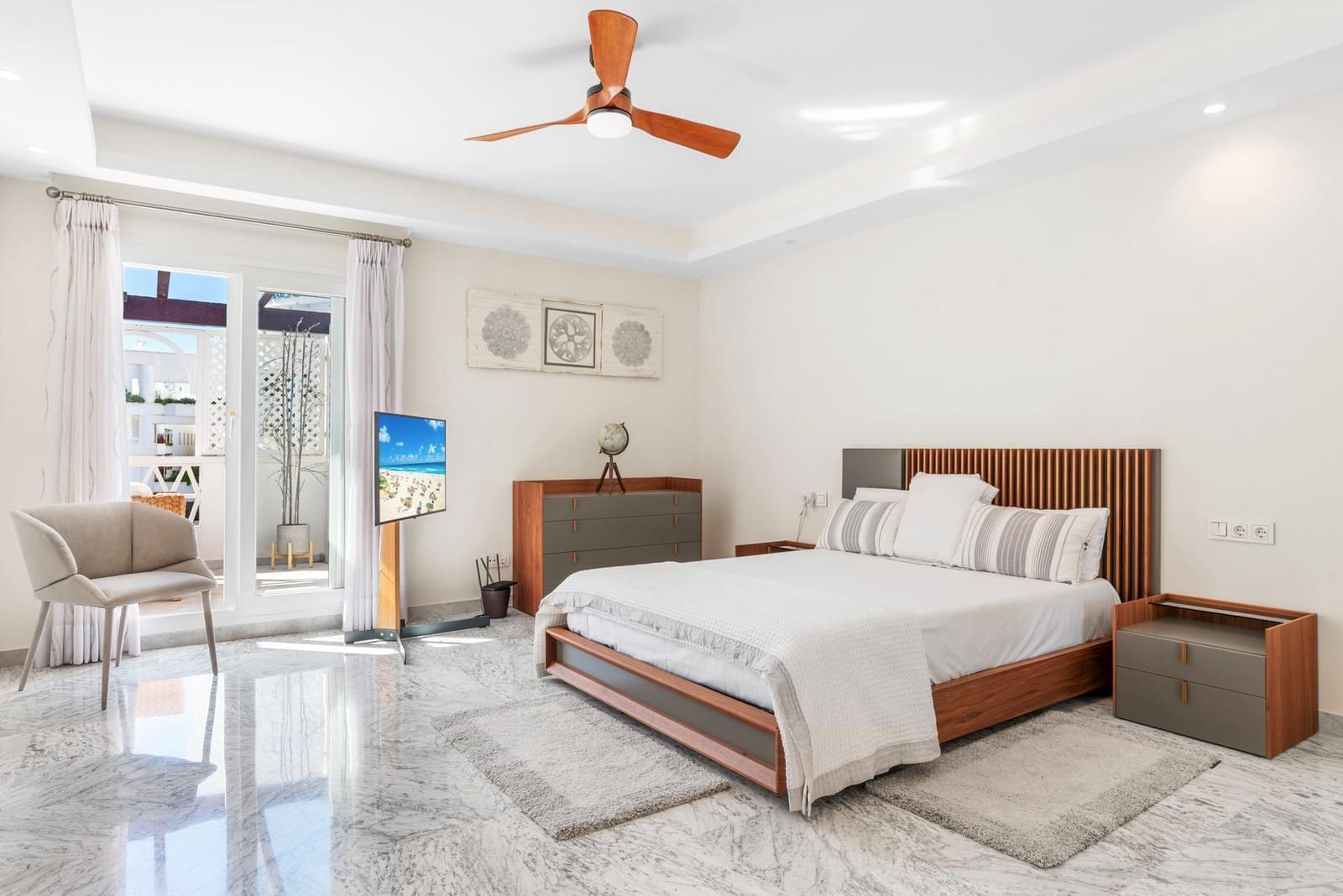 3 bedroom Flat for sale in Puerto Banus with garage - € 1,595,000 (Ref: 9938222)