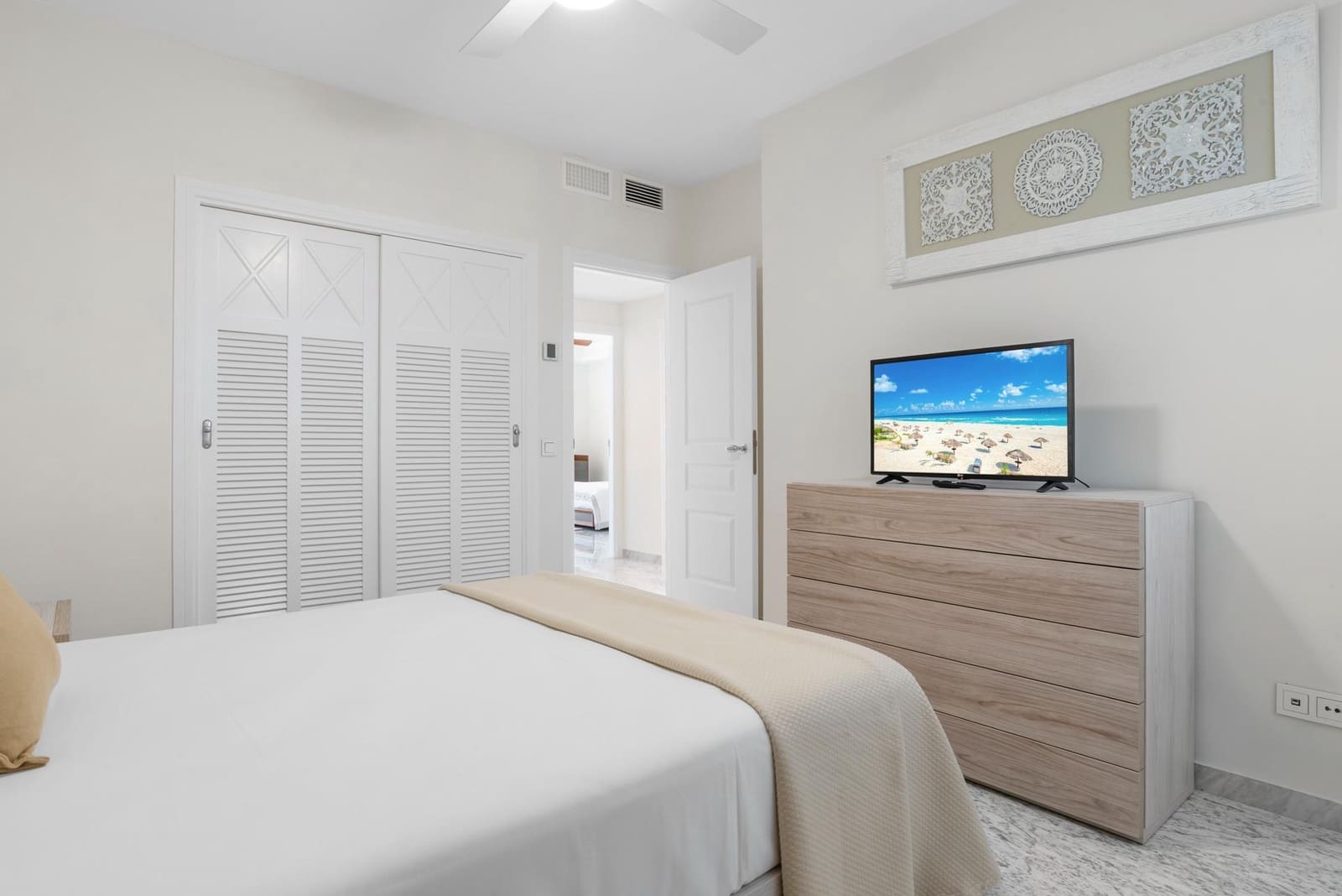 3 bedroom Flat for sale in Puerto Banus with garage - € 1,595,000 (Ref: 9938222)