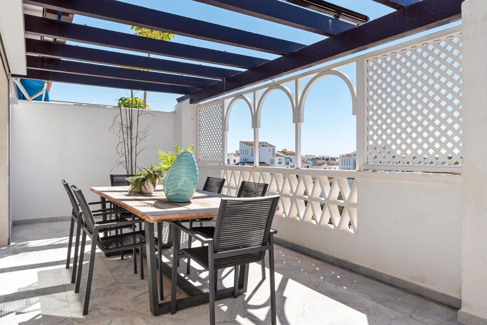 3 bedroom Flat for sale in Puerto Banus with garage - € 1,595,000 (Ref: 9938222)