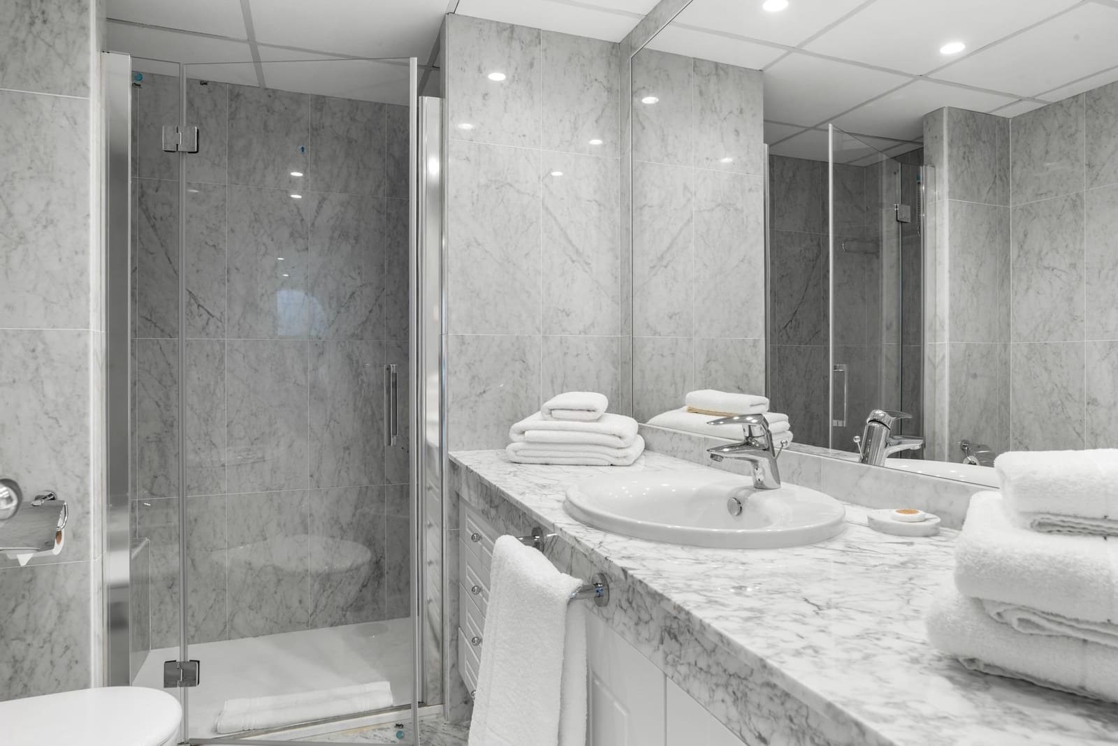 3 bedroom Flat for sale in Puerto Banus with garage - € 1,595,000 (Ref: 9938222)