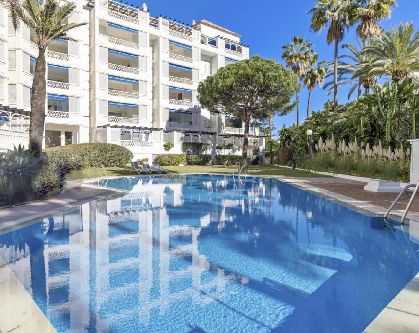 3 bedroom Flat for sale in Puerto Banus with garage - € 1,595,000 (Ref: 9938222)