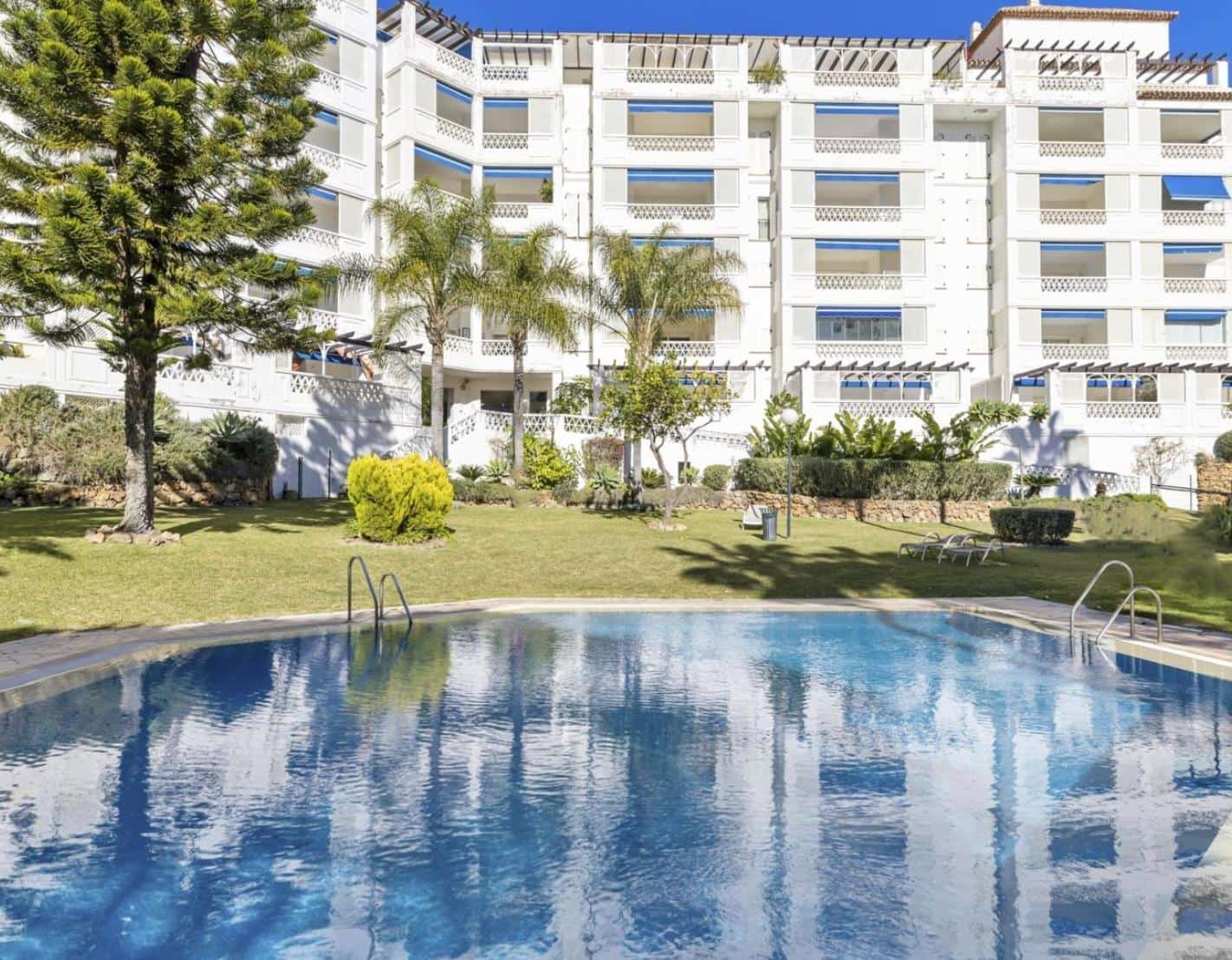 3 bedroom Flat for sale in Puerto Banus with garage - € 1,595,000 (Ref: 9938222)
