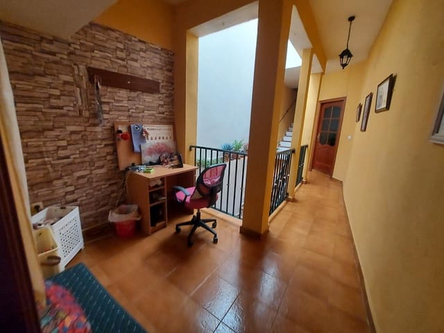 4 bedroom Townhouse for sale in Córdoba city with garage - € 255,000 (Ref: 9809133)