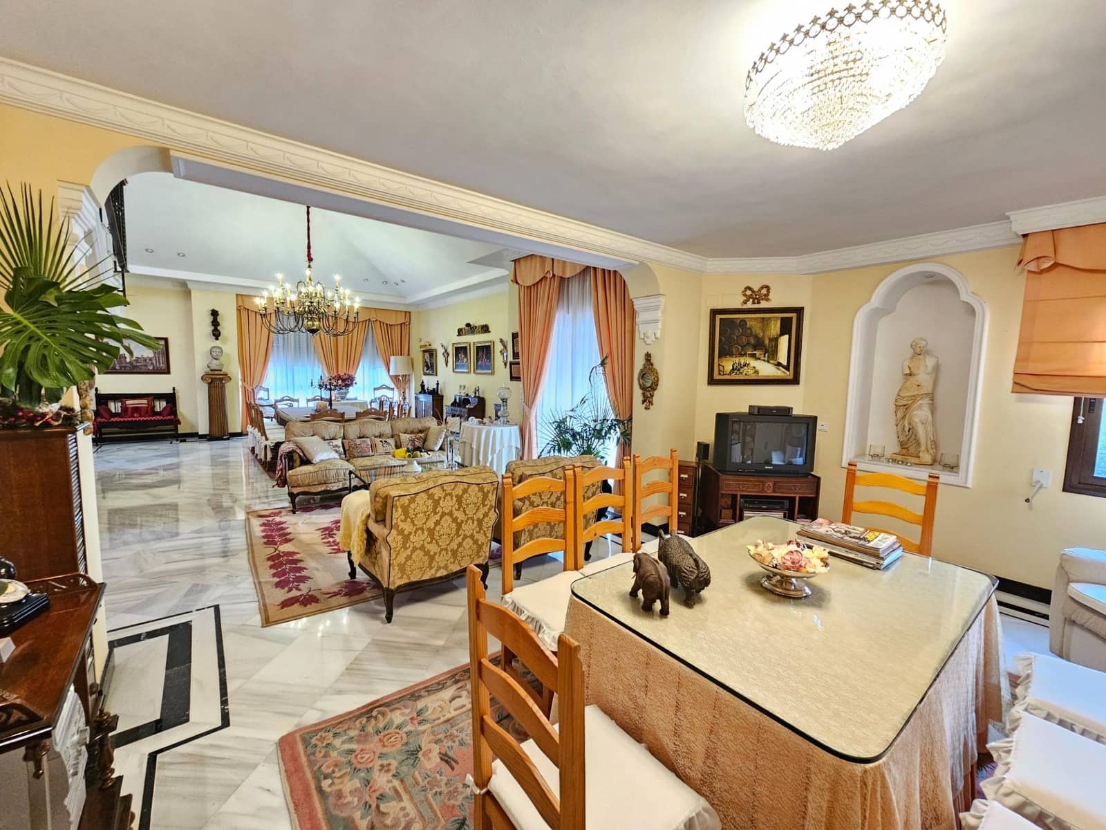 Chalet de 8 habitaciones en Córdoba ciudad en venta con piscina - 790.000 € (Ref: 9814874)