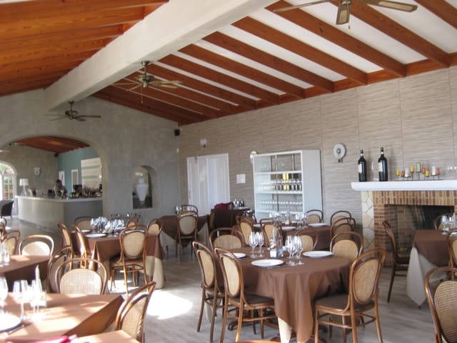 4 makuuhuone Yritys myytävänä paikassa Es Mercadal mukana uima-altaan - 850 000 € (Ref: 8789567)