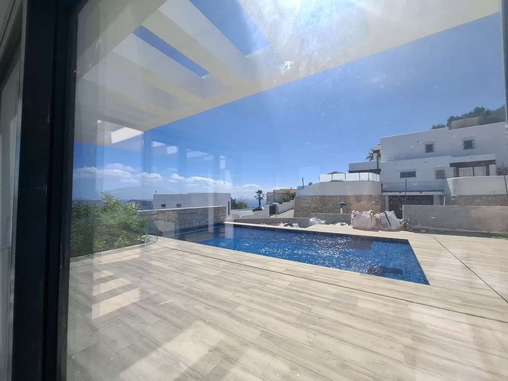 3 bedroom Villa for sale in Teulada - € 2,250,000 (Ref: 8580792)