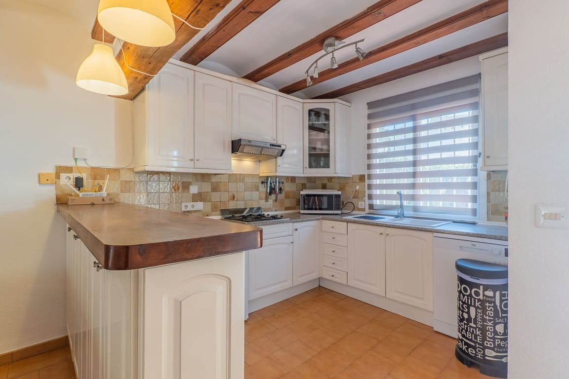 2 makuuhuone Omakotitalo myytävänä paikassa Moraira mukana uima-altaan 
autotalli - 329 000 € (Ref: 9953346)