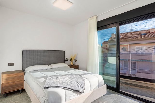 Chalet de 4 habitaciones en Torre de la Horadada, Pilar de la Horadada en venta con piscina garaje - 698.000 € (Ref: 10115734)