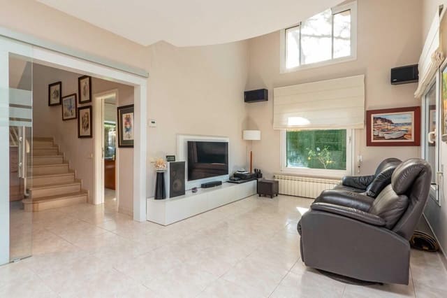 3 slaapkamer Villa te koop in Calella met zwembad - € 890.000 (Ref: 7670402)