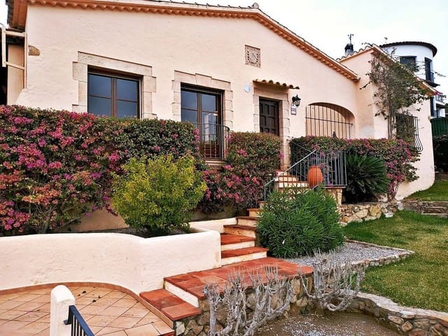 3 bedroom Villa for sale in Santa Cristina d'Aro - € 695,000 (Ref: 8165809)