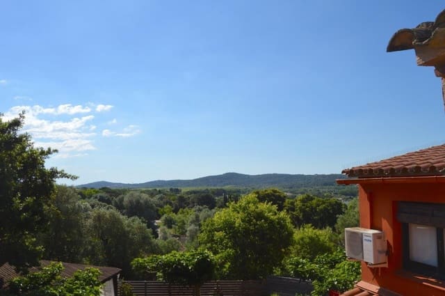 3 bedroom Villa for sale in Santa Cristina d'Aro - € 350,000 (Ref: 8226228)