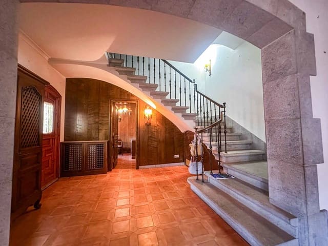 5 bedroom Villa for sale in Ordis with garage - € 580,000 (Ref: 8994052)