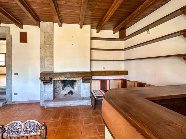 5 bedroom Villa for sale in Ordis with garage - € 580,000 (Ref: 8994052)