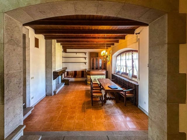 5 bedroom Villa for sale in Ordis with garage - € 580,000 (Ref: 8994052)