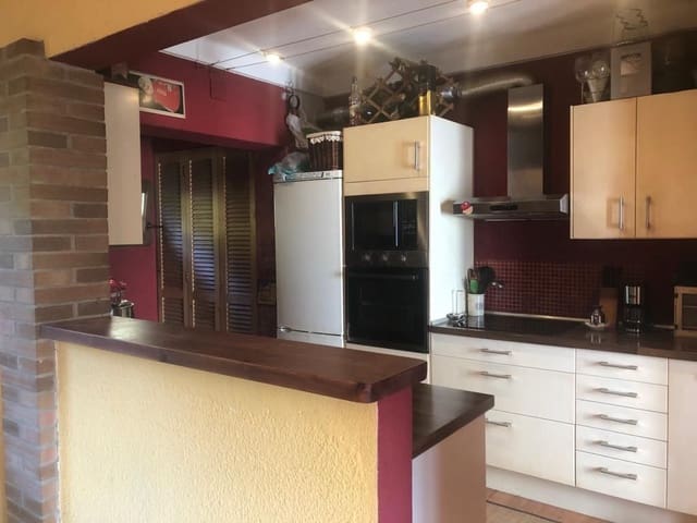 4 makuuhuone Huvila myytävänä paikassa Santa Cristina d'Aro mukana uima-altaan 
autotalli - 385 000 € (Ref: 9185250)