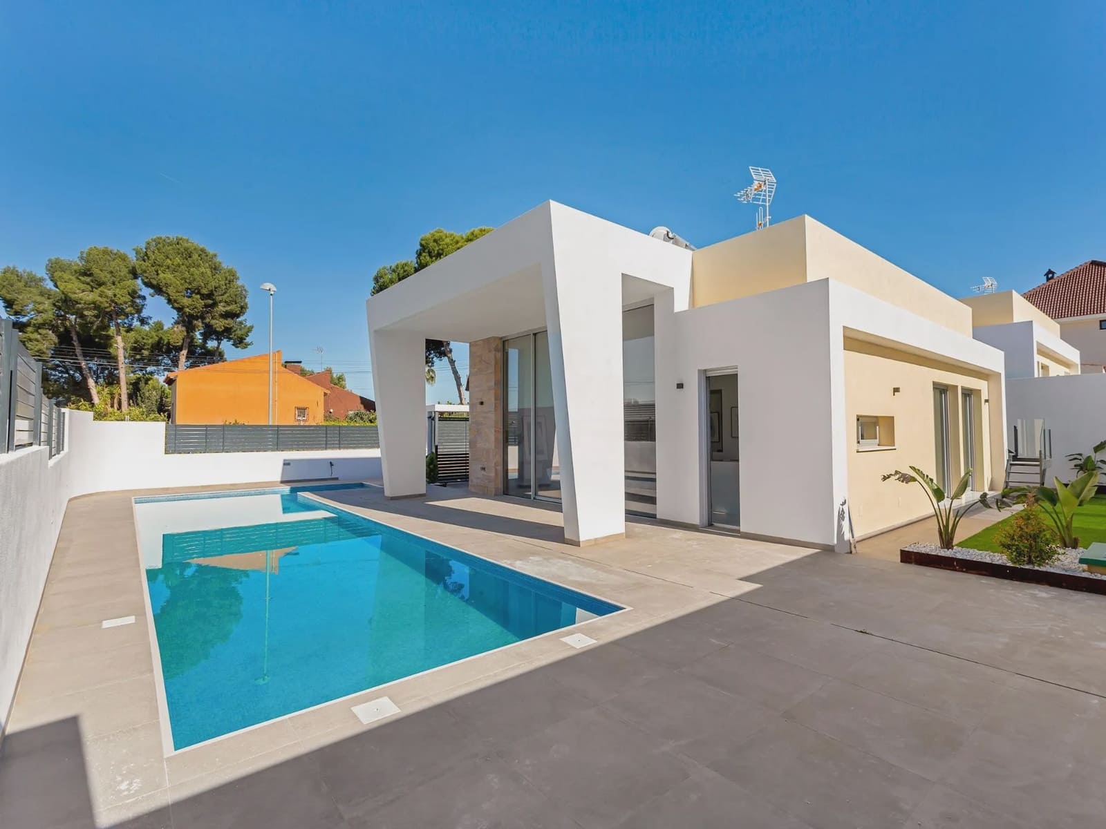 3 slaapkamer Villa te koop in Torrevieja met zwembad - € 700.000 (Ref: 10003880)