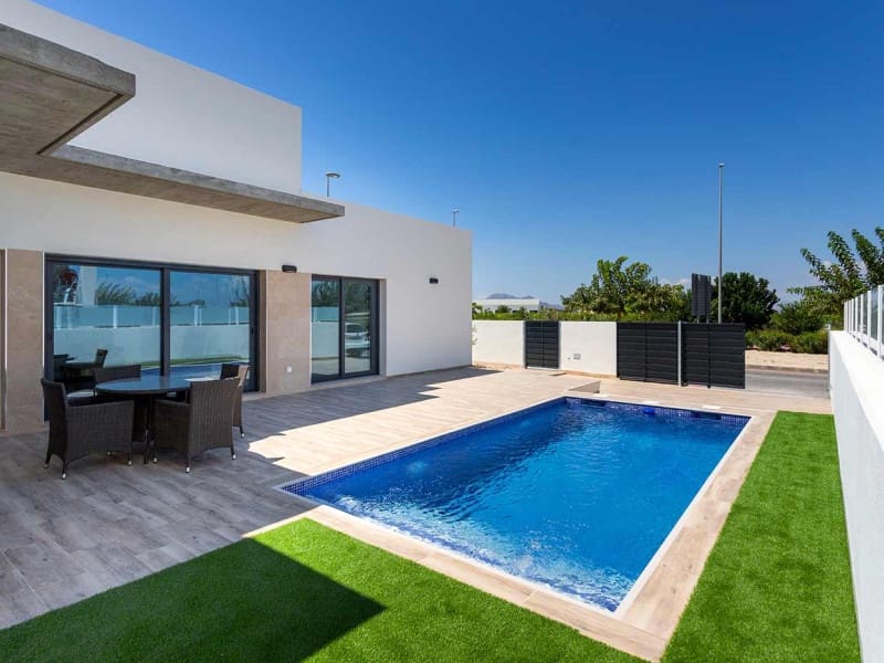 Chalet de 3 habitaciones en Daya Nueva en venta con piscina - 453.000 € (Ref: 10003890)