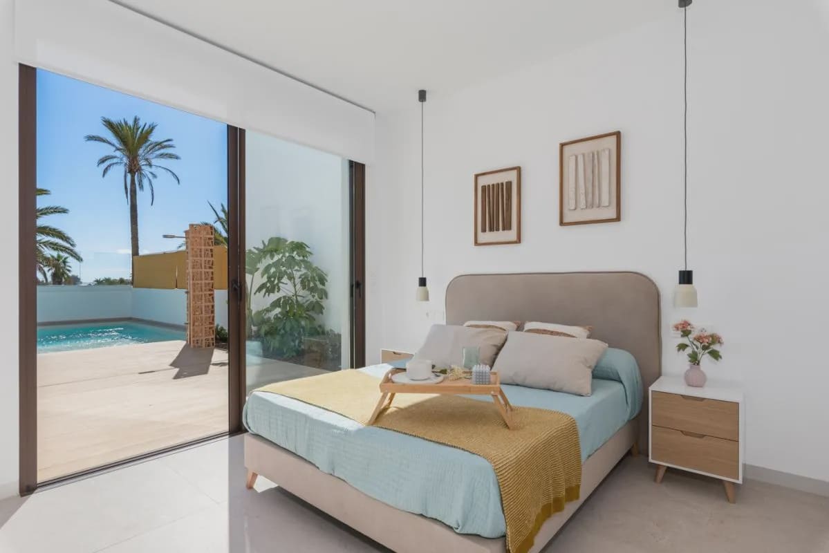 Chalet de 3 habitaciones en Los Alcázares en venta con piscina - 645.000 € (Ref: 10024341)