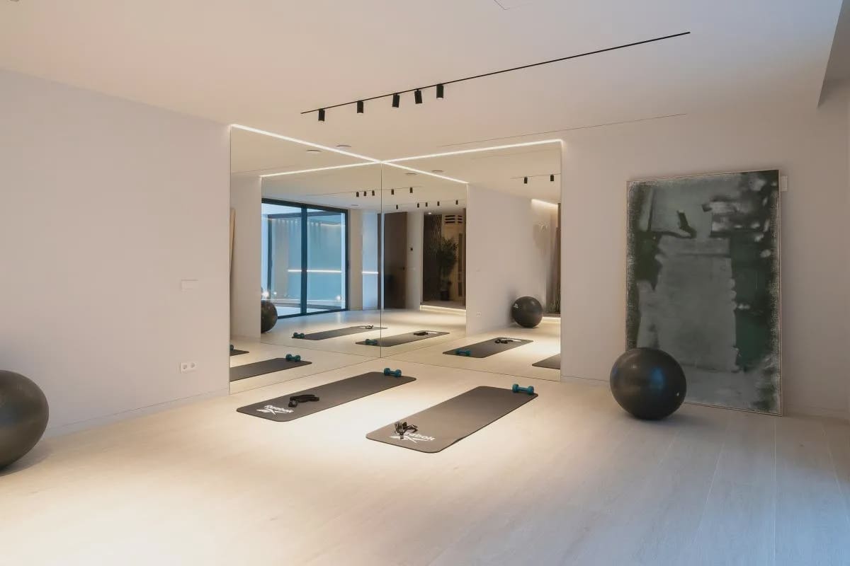 6 bedroom Villa for sale in Benahavis with pool garage - € 6,900,000 (Ref: 10163452)