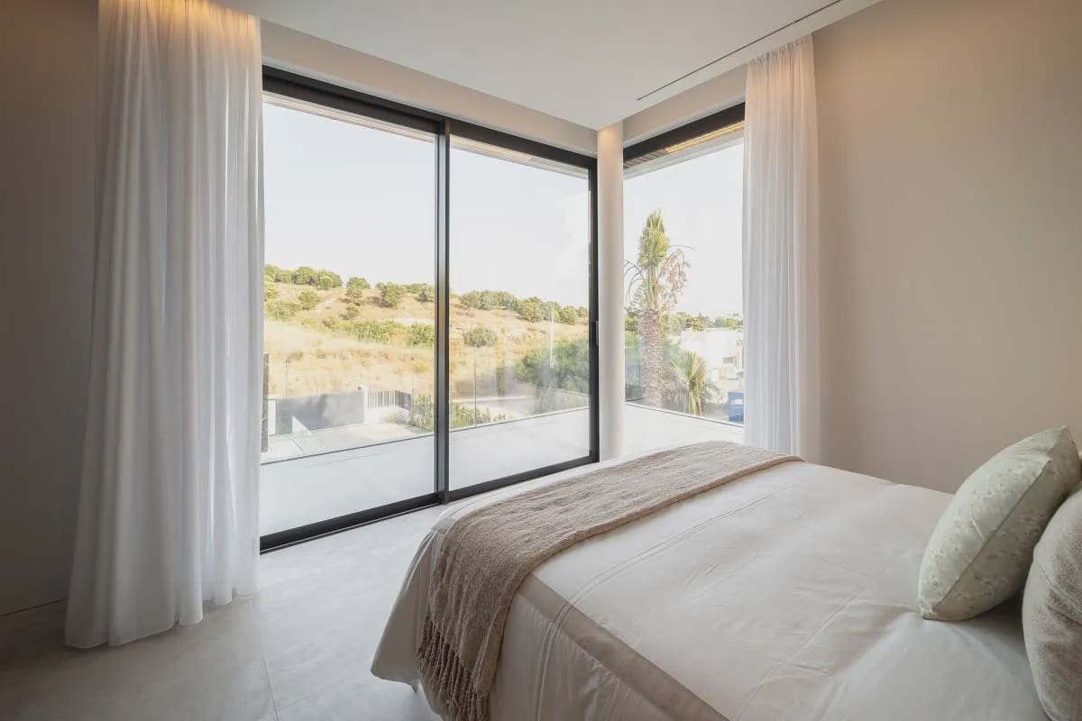 6 bedroom Villa for sale in Benahavis with pool garage - € 6,900,000 (Ref: 10163452)