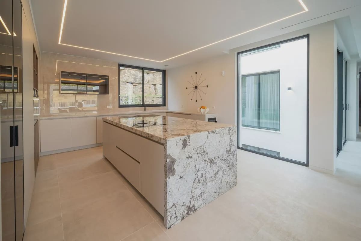 6 bedroom Villa for sale in Benahavis with pool garage - € 6,900,000 (Ref: 10163452)