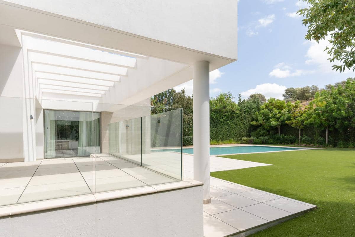 5 bedroom Villa for sale in Estepona with pool garage - € 2,300,000 (Ref: 10164986)