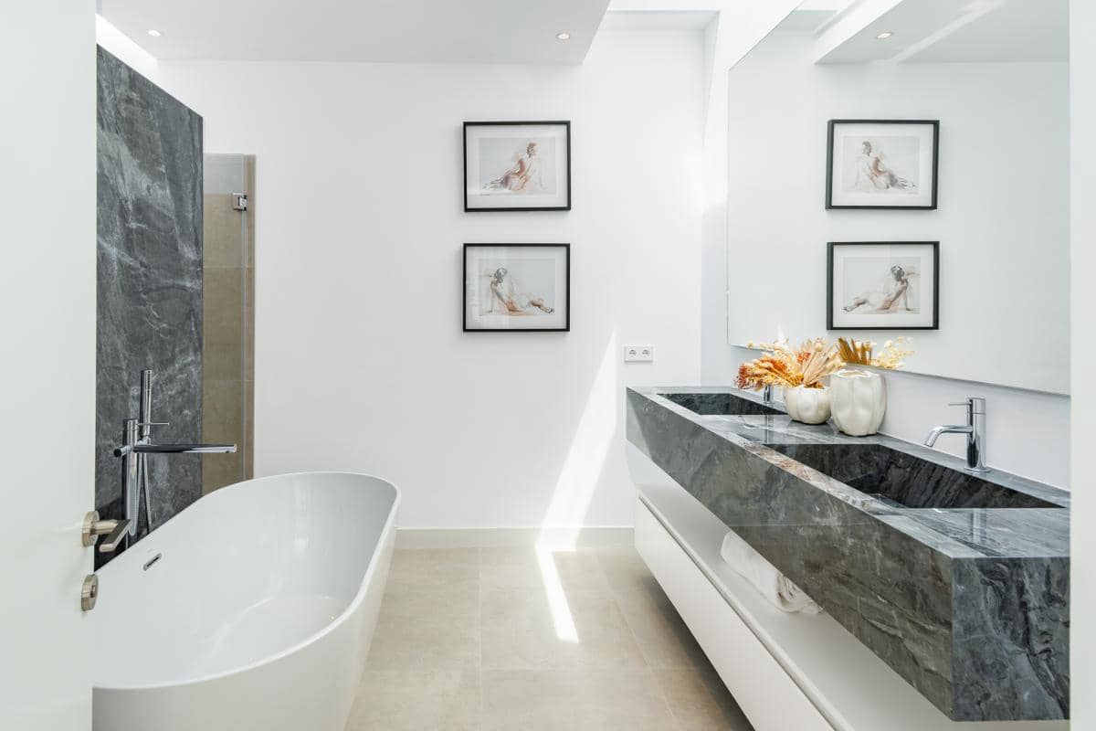 5 bedroom Villa for sale in Estepona with pool garage - € 2,300,000 (Ref: 10164986)