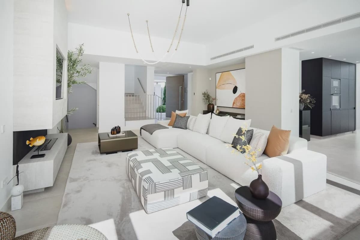 5 bedroom Villa for sale in Estepona with pool garage - € 2,300,000 (Ref: 10164986)