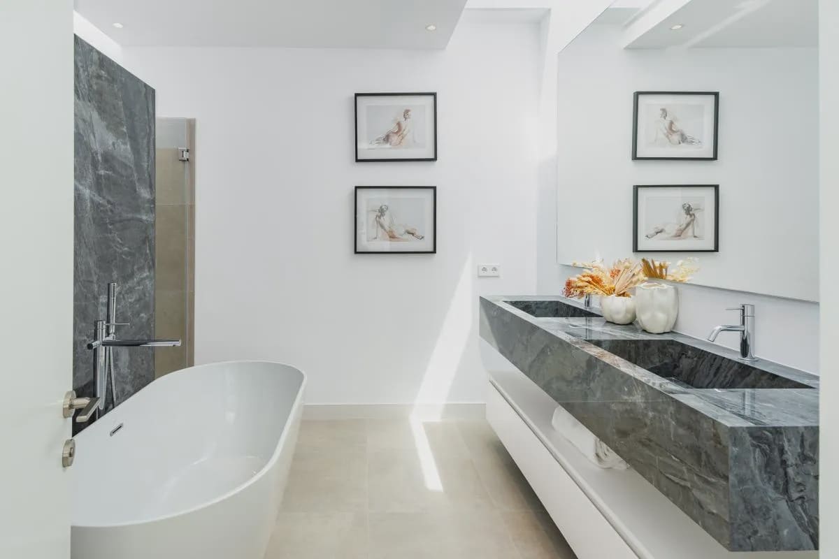 5 bedroom Villa for sale in Estepona with pool garage - € 2,300,000 (Ref: 10164986)