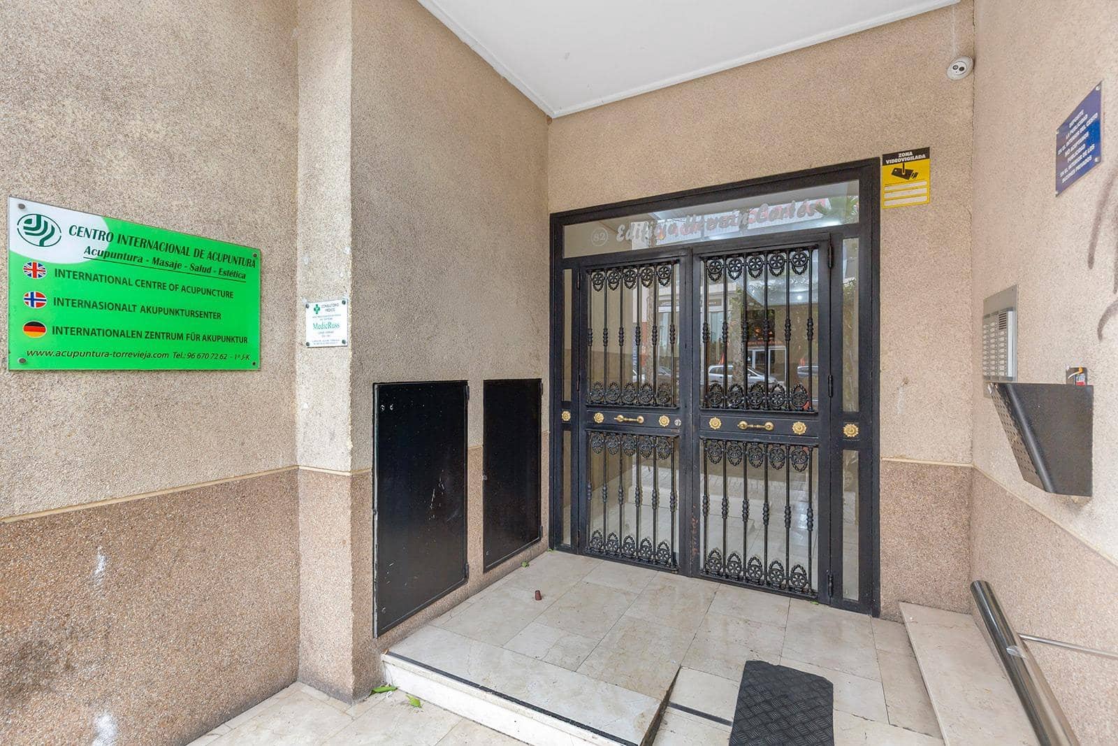 Apartamento de 2 habitaciones en Torrevieja en venta - 138.000 € (Ref: 9788966)