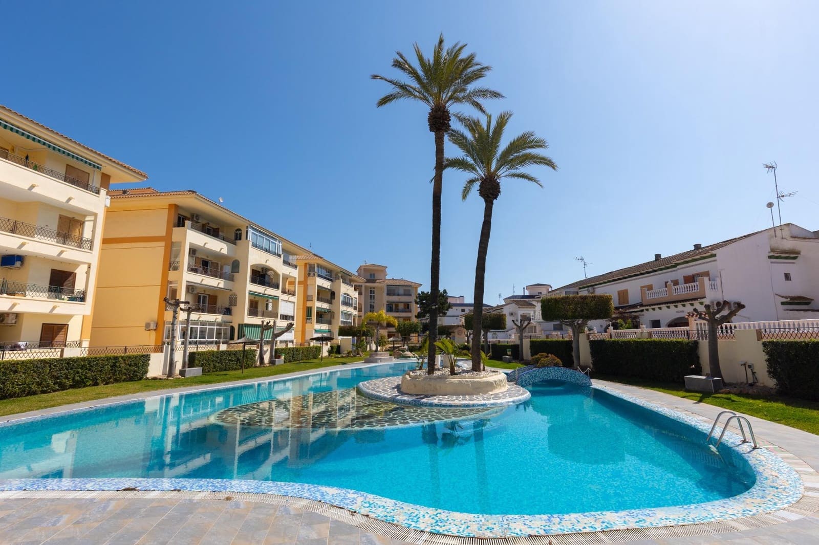 Appartement te koop in Torrevieja met zwembad - € 122.260 (Ref: 9788968)