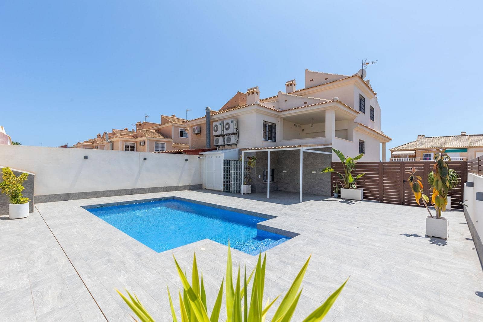 4 chambre Villa/Maison à vendre à Torrevieja avec piscine garage - 549 000 € (Ref: 9788981)